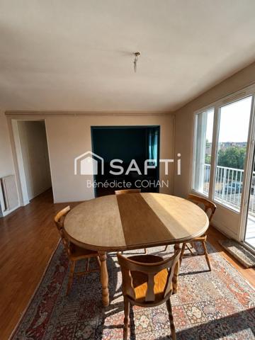 Appartement avec balcon, dans un immeuble bien entretenu