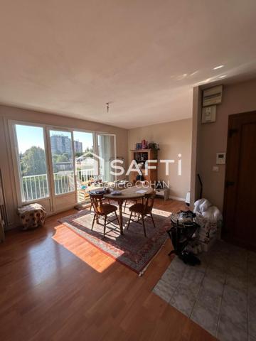 Appartement avec balcon, dans un immeuble bien entretenu