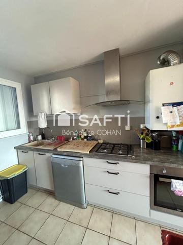 Appartement avec balcon, dans un immeuble bien entretenu