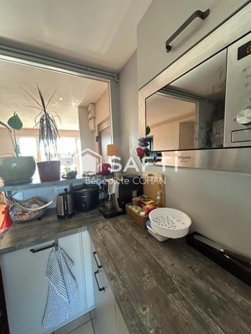 Appartement avec balcon, dans un immeuble bien entretenu