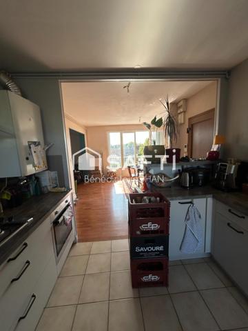 Appartement avec balcon, dans un immeuble bien entretenu