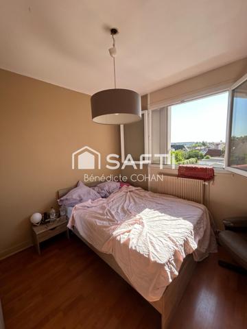 Appartement avec balcon, dans un immeuble bien entretenu