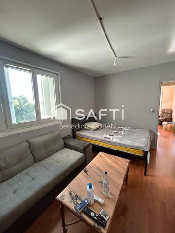 Appartement avec balcon, dans un immeuble bien entretenu