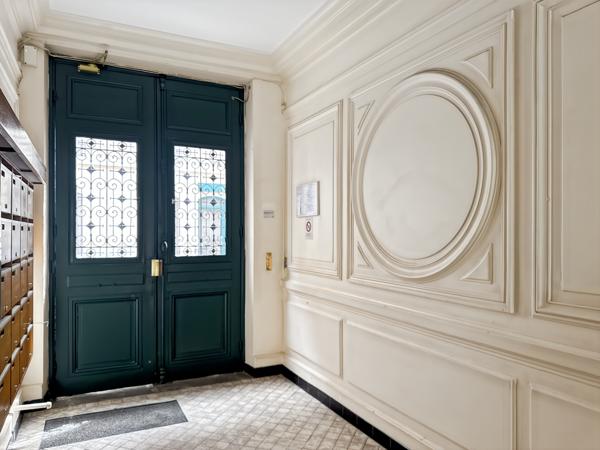 Appartement
         2 pièces
        - 40 m² 345 000 € *