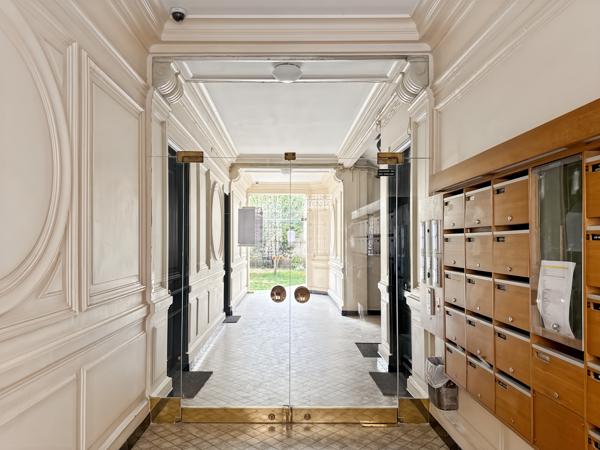 Appartement
         2 pièces
        - 40 m² 345 000 € *
