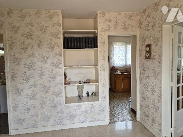 Une maison à usage d'habitation comprenant :