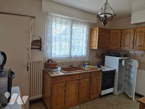 Une maison à usage d'habitation comprenant :