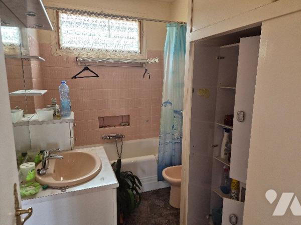 Une maison à usage d'habitation comprenant :