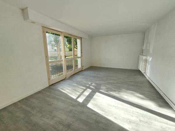 Studio d'environ 40m² avec parking, rue de la Gibauderie, à rénover