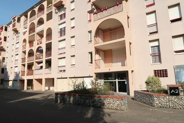 TOULOUSE HAUT-ROSERAIE - Ensemble immobilier de 209.35 m2 composé de 3 appartements loués avec cave et parking + 6 parkings , Toulouse