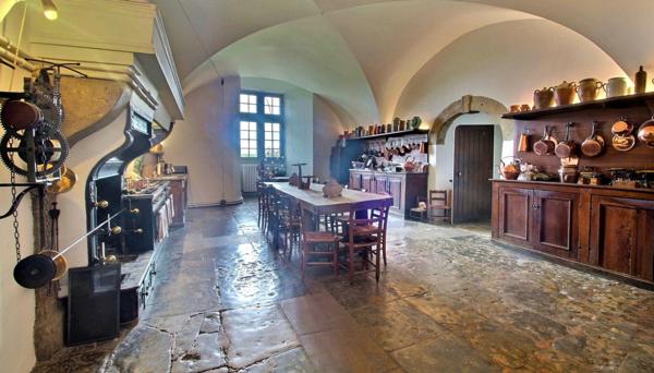 Magnifique Domaine Historique de CHATILLON-en-BAZOIS (58) 2 Châteaux 1 tour de défense plus de 40 pièces sur 5,8 HA