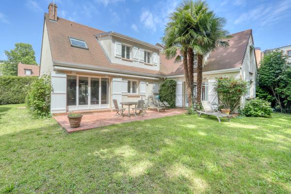 JOUY EN JOSAS Maison en parfait état 7 pièces, terrasses et jardin 624 m² en lisière de forêt