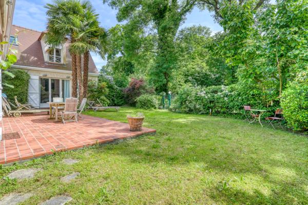 JOUY EN JOSAS Maison en parfait état 7 pièces, terrasses et jardin 624 m² en lisière de forêt