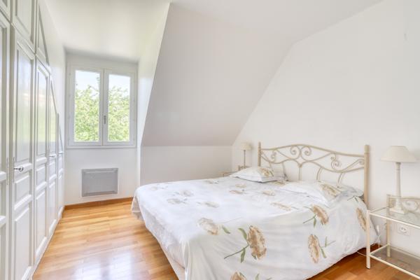 JOUY EN JOSAS Maison en parfait état 7 pièces, terrasses et jardin 624 m² en lisière de forêt