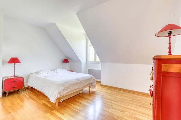 JOUY EN JOSAS Maison en parfait état 7 pièces, terrasses et jardin 624 m² en lisière de forêt