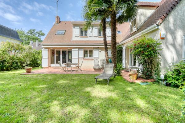 JOUY EN JOSAS Maison en parfait état 7 pièces, terrasses et jardin 624 m² en lisière de forêt