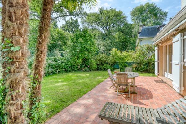 JOUY EN JOSAS Maison en parfait état 7 pièces, terrasses et jardin 624 m² en lisière de forêt
