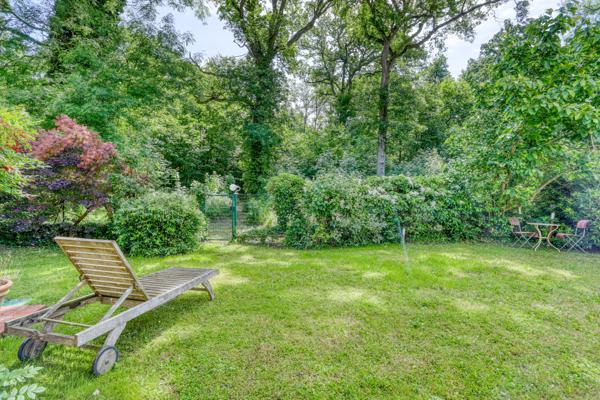 JOUY EN JOSAS Maison en parfait état 7 pièces, terrasses et jardin 624 m² en lisière de forêt