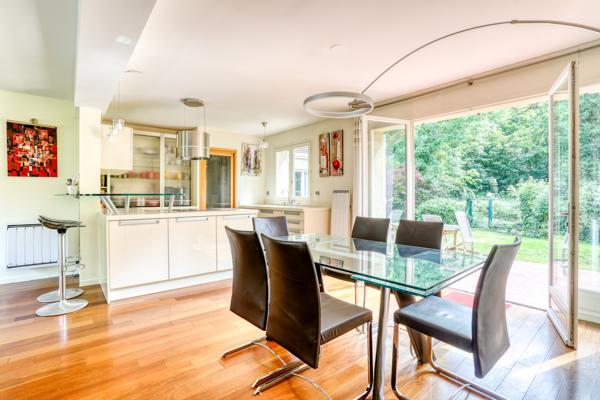 JOUY EN JOSAS Maison en parfait état 7 pièces, terrasses et jardin 624 m² en lisière de forêt