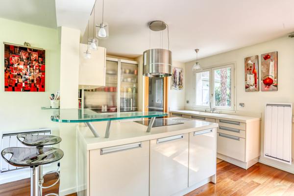 JOUY EN JOSAS Maison en parfait état 7 pièces, terrasses et jardin 624 m² en lisière de forêt