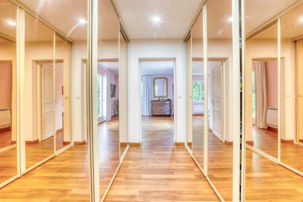 JOUY EN JOSAS Maison en parfait état 7 pièces, terrasses et jardin 624 m² en lisière de forêt