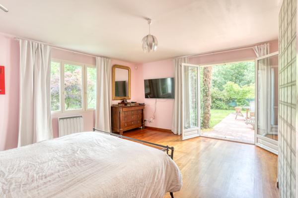 JOUY EN JOSAS Maison en parfait état 7 pièces, terrasses et jardin 624 m² en lisière de forêt