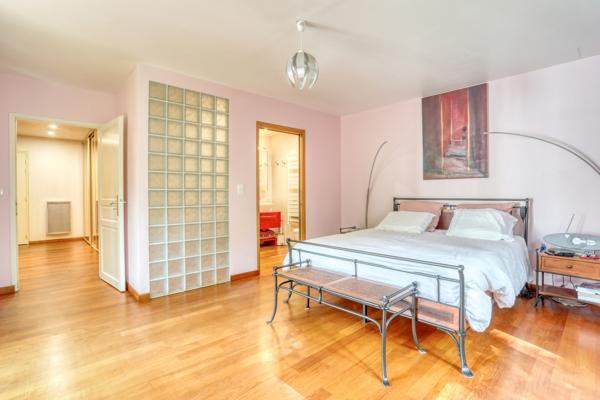 JOUY EN JOSAS Maison en parfait état 7 pièces, terrasses et jardin 624 m² en lisière de forêt