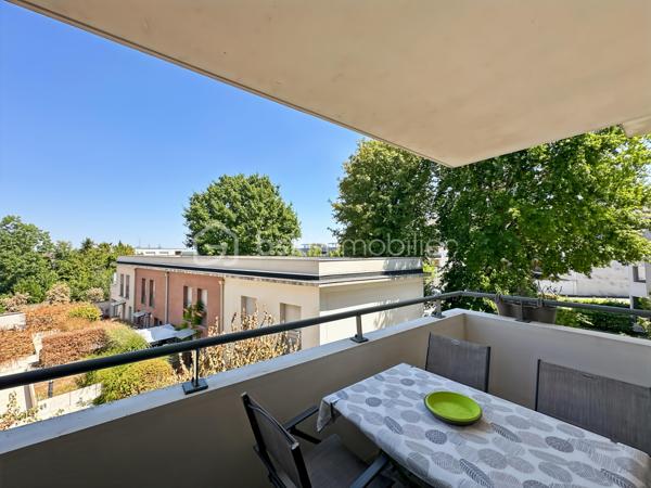Au sein de la résidence prisée "La Boissière",

Venez découvrir ce superbe appartement de 2 pièces situé au 2ème étage sur 4 avec ascenseur.

Dès l'ouverture, vous trouverez une belle et grande entrée avec WC indépendant, avant d'accéder au séjour de plus de 20m² lumineux ainsi que sa cuisine ouverte aménagée et entièrement équipée.

Partie nuit vous trouverez belle et grande chambre avec dressing ainsi qu'une jolie salle d'eau.

Un superbe balcon sans vis à vis afin de profiter des beaux jours.

Un box vient compléter ce superbe appartement afin d'y stationner votre véhicule.

Charges de copropriété : 110€/mois comprenant eau froide, entretien ascenseur, espaces verts et parties communes, ménages 2x/semaine.

A proximité de toutes commodités : boulangerie, pharmacie, carrefour contact, picard, école élémentaire, à 5 minutes à pieds de la gare.

Très belle opportunité sur le secteur, une visite s'impose!

Contactez-moi je suis disponible 7/7j.