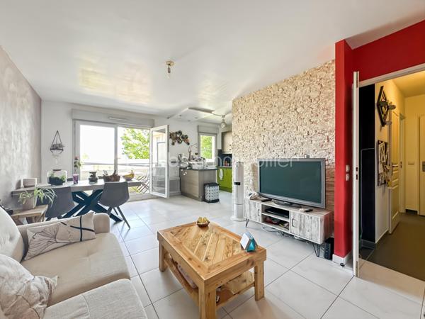 Au sein de la résidence prisée "La Boissière",

Venez découvrir ce superbe appartement de 2 pièces situé au 2ème étage sur 4 avec ascenseur.

Dès l'ouverture, vous trouverez une belle et grande entrée avec WC indépendant, avant d'accéder au séjour de plus de 20m² lumineux ainsi que sa cuisine ouverte aménagée et entièrement équipée.

Partie nuit vous trouverez belle et grande chambre avec dressing ainsi qu'une jolie salle d'eau.

Un superbe balcon sans vis à vis afin de profiter des beaux jours.

Un box vient compléter ce superbe appartement afin d'y stationner votre véhicule.

Charges de copropriété : 110€/mois comprenant eau froide, entretien ascenseur, espaces verts et parties communes, ménages 2x/semaine.

A proximité de toutes commodités : boulangerie, pharmacie, carrefour contact, picard, école élémentaire, à 5 minutes à pieds de la gare.

Très belle opportunité sur le secteur, une visite s'impose!

Contactez-moi je suis disponible 7/7j.