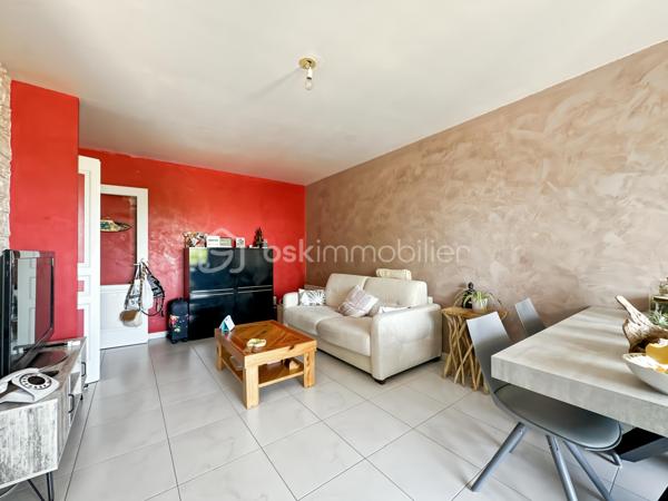 Au sein de la résidence prisée "La Boissière",

Venez découvrir ce superbe appartement de 2 pièces situé au 2ème étage sur 4 avec ascenseur.

Dès l'ouverture, vous trouverez une belle et grande entrée avec WC indépendant, avant d'accéder au séjour de plus de 20m² lumineux ainsi que sa cuisine ouverte aménagée et entièrement équipée.

Partie nuit vous trouverez belle et grande chambre avec dressing ainsi qu'une jolie salle d'eau.

Un superbe balcon sans vis à vis afin de profiter des beaux jours.

Un box vient compléter ce superbe appartement afin d'y stationner votre véhicule.

Charges de copropriété : 110€/mois comprenant eau froide, entretien ascenseur, espaces verts et parties communes, ménages 2x/semaine.

A proximité de toutes commodités : boulangerie, pharmacie, carrefour contact, picard, école élémentaire, à 5 minutes à pieds de la gare.

Très belle opportunité sur le secteur, une visite s'impose!

Contactez-moi je suis disponible 7/7j.