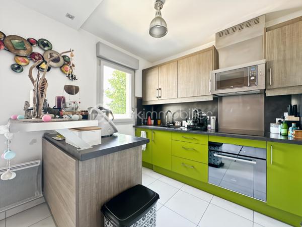 Au sein de la résidence prisée "La Boissière",

Venez découvrir ce superbe appartement de 2 pièces situé au 2ème étage sur 4 avec ascenseur.

Dès l'ouverture, vous trouverez une belle et grande entrée avec WC indépendant, avant d'accéder au séjour de plus de 20m² lumineux ainsi que sa cuisine ouverte aménagée et entièrement équipée.

Partie nuit vous trouverez belle et grande chambre avec dressing ainsi qu'une jolie salle d'eau.

Un superbe balcon sans vis à vis afin de profiter des beaux jours.

Un box vient compléter ce superbe appartement afin d'y stationner votre véhicule.

Charges de copropriété : 110€/mois comprenant eau froide, entretien ascenseur, espaces verts et parties communes, ménages 2x/semaine.

A proximité de toutes commodités : boulangerie, pharmacie, carrefour contact, picard, école élémentaire, à 5 minutes à pieds de la gare.

Très belle opportunité sur le secteur, une visite s'impose!

Contactez-moi je suis disponible 7/7j.