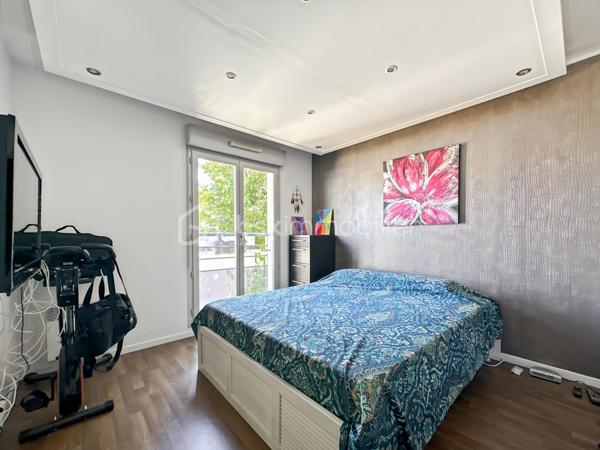 Au sein de la résidence prisée "La Boissière",

Venez découvrir ce superbe appartement de 2 pièces situé au 2ème étage sur 4 avec ascenseur.

Dès l'ouverture, vous trouverez une belle et grande entrée avec WC indépendant, avant d'accéder au séjour de plus de 20m² lumineux ainsi que sa cuisine ouverte aménagée et entièrement équipée.

Partie nuit vous trouverez belle et grande chambre avec dressing ainsi qu'une jolie salle d'eau.

Un superbe balcon sans vis à vis afin de profiter des beaux jours.

Un box vient compléter ce superbe appartement afin d'y stationner votre véhicule.

Charges de copropriété : 110€/mois comprenant eau froide, entretien ascenseur, espaces verts et parties communes, ménages 2x/semaine.

A proximité de toutes commodités : boulangerie, pharmacie, carrefour contact, picard, école élémentaire, à 5 minutes à pieds de la gare.

Très belle opportunité sur le secteur, une visite s'impose!

Contactez-moi je suis disponible 7/7j.