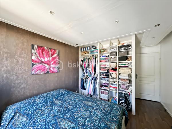 Au sein de la résidence prisée "La Boissière",

Venez découvrir ce superbe appartement de 2 pièces situé au 2ème étage sur 4 avec ascenseur.

Dès l'ouverture, vous trouverez une belle et grande entrée avec WC indépendant, avant d'accéder au séjour de plus de 20m² lumineux ainsi que sa cuisine ouverte aménagée et entièrement équipée.

Partie nuit vous trouverez belle et grande chambre avec dressing ainsi qu'une jolie salle d'eau.

Un superbe balcon sans vis à vis afin de profiter des beaux jours.

Un box vient compléter ce superbe appartement afin d'y stationner votre véhicule.

Charges de copropriété : 110€/mois comprenant eau froide, entretien ascenseur, espaces verts et parties communes, ménages 2x/semaine.

A proximité de toutes commodités : boulangerie, pharmacie, carrefour contact, picard, école élémentaire, à 5 minutes à pieds de la gare.

Très belle opportunité sur le secteur, une visite s'impose!

Contactez-moi je suis disponible 7/7j.