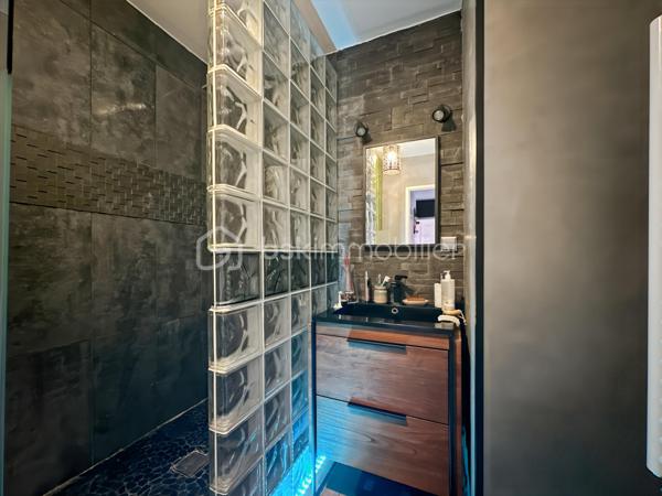 Au sein de la résidence prisée "La Boissière",

Venez découvrir ce superbe appartement de 2 pièces situé au 2ème étage sur 4 avec ascenseur.

Dès l'ouverture, vous trouverez une belle et grande entrée avec WC indépendant, avant d'accéder au séjour de plus de 20m² lumineux ainsi que sa cuisine ouverte aménagée et entièrement équipée.

Partie nuit vous trouverez belle et grande chambre avec dressing ainsi qu'une jolie salle d'eau.

Un superbe balcon sans vis à vis afin de profiter des beaux jours.

Un box vient compléter ce superbe appartement afin d'y stationner votre véhicule.

Charges de copropriété : 110€/mois comprenant eau froide, entretien ascenseur, espaces verts et parties communes, ménages 2x/semaine.

A proximité de toutes commodités : boulangerie, pharmacie, carrefour contact, picard, école élémentaire, à 5 minutes à pieds de la gare.

Très belle opportunité sur le secteur, une visite s'impose!

Contactez-moi je suis disponible 7/7j.