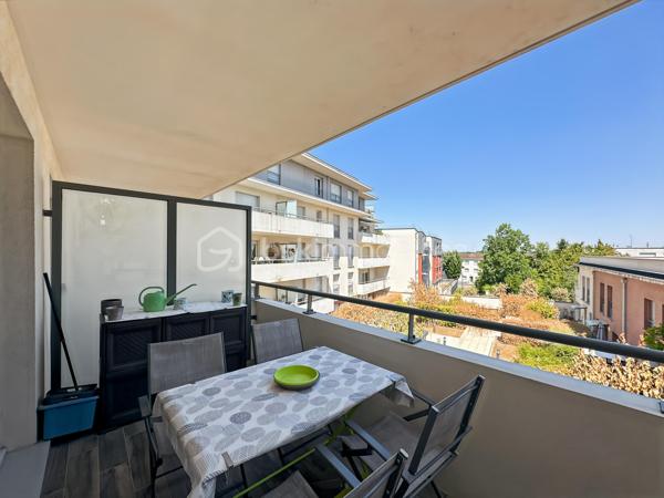 Au sein de la résidence prisée "La Boissière",

Venez découvrir ce superbe appartement de 2 pièces situé au 2ème étage sur 4 avec ascenseur.

Dès l'ouverture, vous trouverez une belle et grande entrée avec WC indépendant, avant d'accéder au séjour de plus de 20m² lumineux ainsi que sa cuisine ouverte aménagée et entièrement équipée.

Partie nuit vous trouverez belle et grande chambre avec dressing ainsi qu'une jolie salle d'eau.

Un superbe balcon sans vis à vis afin de profiter des beaux jours.

Un box vient compléter ce superbe appartement afin d'y stationner votre véhicule.

Charges de copropriété : 110€/mois comprenant eau froide, entretien ascenseur, espaces verts et parties communes, ménages 2x/semaine.

A proximité de toutes commodités : boulangerie, pharmacie, carrefour contact, picard, école élémentaire, à 5 minutes à pieds de la gare.

Très belle opportunité sur le secteur, une visite s'impose!

Contactez-moi je suis disponible 7/7j.