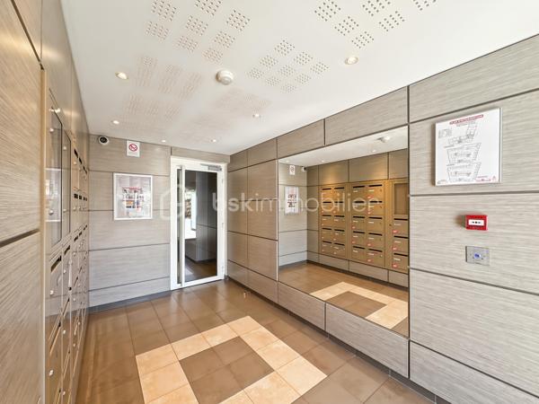 Au sein de la résidence prisée "La Boissière",

Venez découvrir ce superbe appartement de 2 pièces situé au 2ème étage sur 4 avec ascenseur.

Dès l'ouverture, vous trouverez une belle et grande entrée avec WC indépendant, avant d'accéder au séjour de plus de 20m² lumineux ainsi que sa cuisine ouverte aménagée et entièrement équipée.

Partie nuit vous trouverez belle et grande chambre avec dressing ainsi qu'une jolie salle d'eau.

Un superbe balcon sans vis à vis afin de profiter des beaux jours.

Un box vient compléter ce superbe appartement afin d'y stationner votre véhicule.

Charges de copropriété : 110€/mois comprenant eau froide, entretien ascenseur, espaces verts et parties communes, ménages 2x/semaine.

A proximité de toutes commodités : boulangerie, pharmacie, carrefour contact, picard, école élémentaire, à 5 minutes à pieds de la gare.

Très belle opportunité sur le secteur, une visite s'impose!

Contactez-moi je suis disponible 7/7j.