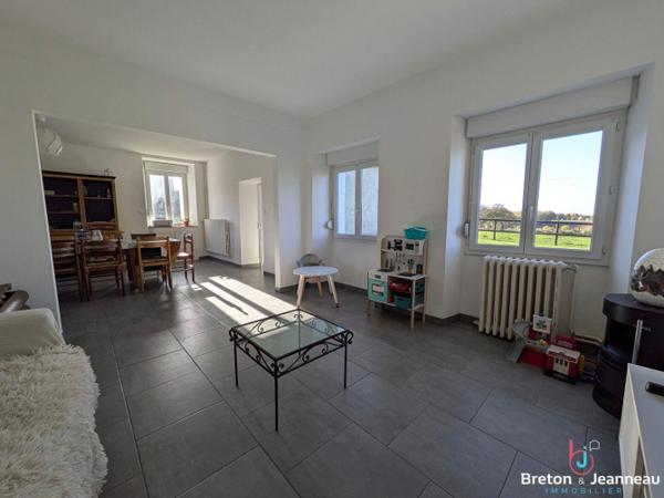 Corps de ferme avec dépendances secteur VAIGES