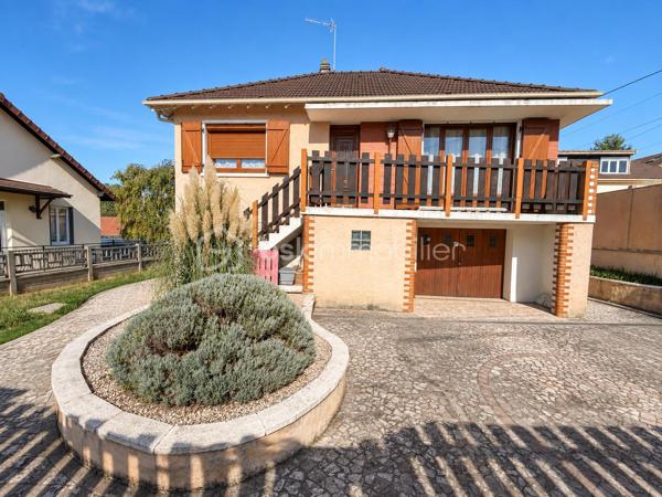 Venez découvrir cette belle maison familiale parfaitement entretenue, offrant de beaux volumes et de nombreuses possibilités d’aménagement, édifiée sur un terrain plat de 648 m² sans vis-à-vis.

La maison développe 117m² habitables, auxquels s’ajoutent une grande buanderie de 16m² et un garage, portant l’ensemble à environ 160 m² au sol. À cela s’ajoute en plus, un véritable chalet indépendant et habitable de 20m².

Au rez-de-chaussée surélevé, vous découvrirez une entrée avec un grand placard, desservant un spacieux double séjour bénéficiant de 2 extérieurs : un balcon d’un côté et une GRANDE TERRASSE d’environ 50 m² de l’autre. Un escalier permet de rejoindre directement le jardin depuis la terrasse.

Ce niveau comprend également une cuisine séparée, une chambre, une salle d’eau ainsi qu’un WC indépendant. Le salon bénéficie d’une climatisation réversible.

Depuis le séjour, un escalier dessert actuellement le rez-de-jardin. Il est possible de repositionner cet accès au niveau de l’entrée, comme dans la configuration d’origine, permettant ainsi d’optimiser l’espace du séjour et de récupérer une pièce supplémentaire.

Au rez-de-jardin, accessible depuis l’intérieur mais également par une entrée indépendante ou par le garage, vous trouverez 3 chambres supplémentaires, une salle d’eau, un WC indépendant, une grande buanderie de 16,71 m² ainsi qu’un grand garage.

À l’extérieur, vous profiterez d’un agréable jardin plat et sans vis-à-vis, dans lequel se trouve un chalet indépendant de 20m² habitables avec salle d’eau et wc, équipé d’une climatisation réversible.

Déjà utilisé en location de type Airbnb, cet espace constitue un véritable atout : logement d’appoint pour recevoir famille et amis, espace pour un adolescent, bureau indépendant, télétravail ou activité professionnelle.

Les + de la maison:

117,57 m² habitables + buanderie de 16 m² + garage + chalet habitable de 20m²
• Environ 160 m² au sol pour la maison, garage et buanderie compris ( sans le chalet)
• Terrain plat de 648 m² sans vis-à-vis
• 4 chambres, avec possibilité d’aménagement supplémentaire
• Grande terrasse d’environ 50 m² avec accès direct au jardin
• Chalet indépendant et climatisé de 20 m²
• Toiture refaite il y a seulement 3 ans
• Fenêtres en double vitrage
• Climatisation réversible dans le salon
• Grand garage et grande buanderie
• Maison très bien entretenue

À savoir:
La maison dispose actuellement d’un chauffage au fioul, en parfait état de fonctionnement. Pour les acquéreurs souhaitant améliorer les performances énergétiques du bien, le remplacement de ce système par une pompe à chaleur pourra être conseillé à l’avenir.

Une maison familiale aux volumes généreux, proposant 117m² habitables et environ 160 m² au sol avec ses espaces annexes, auxquels vient s’ajouter un chalet indépendant de 20m² habitables, le tout sur un très bel extérieur sans vis-à-vis.