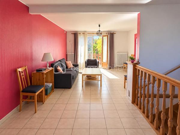 Venez découvrir cette belle maison familiale parfaitement entretenue, offrant de beaux volumes et de nombreuses possibilités d’aménagement, édifiée sur un terrain plat de 648 m² sans vis-à-vis.

La maison développe 117m² habitables, auxquels s’ajoutent une grande buanderie de 16m² et un garage, portant l’ensemble à environ 160 m² au sol. À cela s’ajoute en plus, un véritable chalet indépendant et habitable de 20m².

Au rez-de-chaussée surélevé, vous découvrirez une entrée avec un grand placard, desservant un spacieux double séjour bénéficiant de 2 extérieurs : un balcon d’un côté et une GRANDE TERRASSE d’environ 50 m² de l’autre. Un escalier permet de rejoindre directement le jardin depuis la terrasse.

Ce niveau comprend également une cuisine séparée, une chambre, une salle d’eau ainsi qu’un WC indépendant. Le salon bénéficie d’une climatisation réversible.

Depuis le séjour, un escalier dessert actuellement le rez-de-jardin. Il est possible de repositionner cet accès au niveau de l’entrée, comme dans la configuration d’origine, permettant ainsi d’optimiser l’espace du séjour et de récupérer une pièce supplémentaire.

Au rez-de-jardin, accessible depuis l’intérieur mais également par une entrée indépendante ou par le garage, vous trouverez 3 chambres supplémentaires, une salle d’eau, un WC indépendant, une grande buanderie de 16,71 m² ainsi qu’un grand garage.

À l’extérieur, vous profiterez d’un agréable jardin plat et sans vis-à-vis, dans lequel se trouve un chalet indépendant de 20m² habitables avec salle d’eau et wc, équipé d’une climatisation réversible.

Déjà utilisé en location de type Airbnb, cet espace constitue un véritable atout : logement d’appoint pour recevoir famille et amis, espace pour un adolescent, bureau indépendant, télétravail ou activité professionnelle.

Les + de la maison:

117,57 m² habitables + buanderie de 16 m² + garage + chalet habitable de 20m²
• Environ 160 m² au sol pour la maison, garage et buanderie compris ( sans le chalet)
• Terrain plat de 648 m² sans vis-à-vis
• 4 chambres, avec possibilité d’aménagement supplémentaire
• Grande terrasse d’environ 50 m² avec accès direct au jardin
• Chalet indépendant et climatisé de 20 m²
• Toiture refaite il y a seulement 3 ans
• Fenêtres en double vitrage
• Climatisation réversible dans le salon
• Grand garage et grande buanderie
• Maison très bien entretenue

À savoir:
La maison dispose actuellement d’un chauffage au fioul, en parfait état de fonctionnement. Pour les acquéreurs souhaitant améliorer les performances énergétiques du bien, le remplacement de ce système par une pompe à chaleur pourra être conseillé à l’avenir.

Une maison familiale aux volumes généreux, proposant 117m² habitables et environ 160 m² au sol avec ses espaces annexes, auxquels vient s’ajouter un chalet indépendant de 20m² habitables, le tout sur un très bel extérieur sans vis-à-vis.