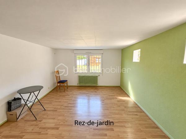 Venez découvrir cette belle maison familiale parfaitement entretenue, offrant de beaux volumes et de nombreuses possibilités d’aménagement, édifiée sur un terrain plat de 648 m² sans vis-à-vis.

La maison développe 117m² habitables, auxquels s’ajoutent une grande buanderie de 16m² et un garage, portant l’ensemble à environ 160 m² au sol. À cela s’ajoute en plus, un véritable chalet indépendant et habitable de 20m².

Au rez-de-chaussée surélevé, vous découvrirez une entrée avec un grand placard, desservant un spacieux double séjour bénéficiant de 2 extérieurs : un balcon d’un côté et une GRANDE TERRASSE d’environ 50 m² de l’autre. Un escalier permet de rejoindre directement le jardin depuis la terrasse.

Ce niveau comprend également une cuisine séparée, une chambre, une salle d’eau ainsi qu’un WC indépendant. Le salon bénéficie d’une climatisation réversible.

Depuis le séjour, un escalier dessert actuellement le rez-de-jardin. Il est possible de repositionner cet accès au niveau de l’entrée, comme dans la configuration d’origine, permettant ainsi d’optimiser l’espace du séjour et de récupérer une pièce supplémentaire.

Au rez-de-jardin, accessible depuis l’intérieur mais également par une entrée indépendante ou par le garage, vous trouverez 3 chambres supplémentaires, une salle d’eau, un WC indépendant, une grande buanderie de 16,71 m² ainsi qu’un grand garage.

À l’extérieur, vous profiterez d’un agréable jardin plat et sans vis-à-vis, dans lequel se trouve un chalet indépendant de 20m² habitables avec salle d’eau et wc, équipé d’une climatisation réversible.

Déjà utilisé en location de type Airbnb, cet espace constitue un véritable atout : logement d’appoint pour recevoir famille et amis, espace pour un adolescent, bureau indépendant, télétravail ou activité professionnelle.

Les + de la maison:

117,57 m² habitables + buanderie de 16 m² + garage + chalet habitable de 20m²
• Environ 160 m² au sol pour la maison, garage et buanderie compris ( sans le chalet)
• Terrain plat de 648 m² sans vis-à-vis
• 4 chambres, avec possibilité d’aménagement supplémentaire
• Grande terrasse d’environ 50 m² avec accès direct au jardin
• Chalet indépendant et climatisé de 20 m²
• Toiture refaite il y a seulement 3 ans
• Fenêtres en double vitrage
• Climatisation réversible dans le salon
• Grand garage et grande buanderie
• Maison très bien entretenue

À savoir:
La maison dispose actuellement d’un chauffage au fioul, en parfait état de fonctionnement. Pour les acquéreurs souhaitant améliorer les performances énergétiques du bien, le remplacement de ce système par une pompe à chaleur pourra être conseillé à l’avenir.

Une maison familiale aux volumes généreux, proposant 117m² habitables et environ 160 m² au sol avec ses espaces annexes, auxquels vient s’ajouter un chalet indépendant de 20m² habitables, le tout sur un très bel extérieur sans vis-à-vis.