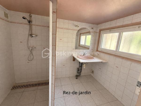Venez découvrir cette belle maison familiale parfaitement entretenue, offrant de beaux volumes et de nombreuses possibilités d’aménagement, édifiée sur un terrain plat de 648 m² sans vis-à-vis.

La maison développe 117m² habitables, auxquels s’ajoutent une grande buanderie de 16m² et un garage, portant l’ensemble à environ 160 m² au sol. À cela s’ajoute en plus, un véritable chalet indépendant et habitable de 20m².

Au rez-de-chaussée surélevé, vous découvrirez une entrée avec un grand placard, desservant un spacieux double séjour bénéficiant de 2 extérieurs : un balcon d’un côté et une GRANDE TERRASSE d’environ 50 m² de l’autre. Un escalier permet de rejoindre directement le jardin depuis la terrasse.

Ce niveau comprend également une cuisine séparée, une chambre, une salle d’eau ainsi qu’un WC indépendant. Le salon bénéficie d’une climatisation réversible.

Depuis le séjour, un escalier dessert actuellement le rez-de-jardin. Il est possible de repositionner cet accès au niveau de l’entrée, comme dans la configuration d’origine, permettant ainsi d’optimiser l’espace du séjour et de récupérer une pièce supplémentaire.

Au rez-de-jardin, accessible depuis l’intérieur mais également par une entrée indépendante ou par le garage, vous trouverez 3 chambres supplémentaires, une salle d’eau, un WC indépendant, une grande buanderie de 16,71 m² ainsi qu’un grand garage.

À l’extérieur, vous profiterez d’un agréable jardin plat et sans vis-à-vis, dans lequel se trouve un chalet indépendant de 20m² habitables avec salle d’eau et wc, équipé d’une climatisation réversible.

Déjà utilisé en location de type Airbnb, cet espace constitue un véritable atout : logement d’appoint pour recevoir famille et amis, espace pour un adolescent, bureau indépendant, télétravail ou activité professionnelle.

Les + de la maison:

117,57 m² habitables + buanderie de 16 m² + garage + chalet habitable de 20m²
• Environ 160 m² au sol pour la maison, garage et buanderie compris ( sans le chalet)
• Terrain plat de 648 m² sans vis-à-vis
• 4 chambres, avec possibilité d’aménagement supplémentaire
• Grande terrasse d’environ 50 m² avec accès direct au jardin
• Chalet indépendant et climatisé de 20 m²
• Toiture refaite il y a seulement 3 ans
• Fenêtres en double vitrage
• Climatisation réversible dans le salon
• Grand garage et grande buanderie
• Maison très bien entretenue

À savoir:
La maison dispose actuellement d’un chauffage au fioul, en parfait état de fonctionnement. Pour les acquéreurs souhaitant améliorer les performances énergétiques du bien, le remplacement de ce système par une pompe à chaleur pourra être conseillé à l’avenir.

Une maison familiale aux volumes généreux, proposant 117m² habitables et environ 160 m² au sol avec ses espaces annexes, auxquels vient s’ajouter un chalet indépendant de 20m² habitables, le tout sur un très bel extérieur sans vis-à-vis.