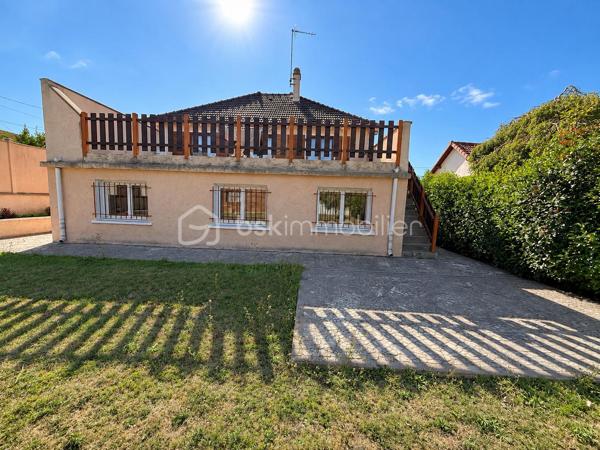 Venez découvrir cette belle maison familiale parfaitement entretenue, offrant de beaux volumes et de nombreuses possibilités d’aménagement, édifiée sur un terrain plat de 648 m² sans vis-à-vis.

La maison développe 117m² habitables, auxquels s’ajoutent une grande buanderie de 16m² et un garage, portant l’ensemble à environ 160 m² au sol. À cela s’ajoute en plus, un véritable chalet indépendant et habitable de 20m².

Au rez-de-chaussée surélevé, vous découvrirez une entrée avec un grand placard, desservant un spacieux double séjour bénéficiant de 2 extérieurs : un balcon d’un côté et une GRANDE TERRASSE d’environ 50 m² de l’autre. Un escalier permet de rejoindre directement le jardin depuis la terrasse.

Ce niveau comprend également une cuisine séparée, une chambre, une salle d’eau ainsi qu’un WC indépendant. Le salon bénéficie d’une climatisation réversible.

Depuis le séjour, un escalier dessert actuellement le rez-de-jardin. Il est possible de repositionner cet accès au niveau de l’entrée, comme dans la configuration d’origine, permettant ainsi d’optimiser l’espace du séjour et de récupérer une pièce supplémentaire.

Au rez-de-jardin, accessible depuis l’intérieur mais également par une entrée indépendante ou par le garage, vous trouverez 3 chambres supplémentaires, une salle d’eau, un WC indépendant, une grande buanderie de 16,71 m² ainsi qu’un grand garage.

À l’extérieur, vous profiterez d’un agréable jardin plat et sans vis-à-vis, dans lequel se trouve un chalet indépendant de 20m² habitables avec salle d’eau et wc, équipé d’une climatisation réversible.

Déjà utilisé en location de type Airbnb, cet espace constitue un véritable atout : logement d’appoint pour recevoir famille et amis, espace pour un adolescent, bureau indépendant, télétravail ou activité professionnelle.

Les + de la maison:

117,57 m² habitables + buanderie de 16 m² + garage + chalet habitable de 20m²
• Environ 160 m² au sol pour la maison, garage et buanderie compris ( sans le chalet)
• Terrain plat de 648 m² sans vis-à-vis
• 4 chambres, avec possibilité d’aménagement supplémentaire
• Grande terrasse d’environ 50 m² avec accès direct au jardin
• Chalet indépendant et climatisé de 20 m²
• Toiture refaite il y a seulement 3 ans
• Fenêtres en double vitrage
• Climatisation réversible dans le salon
• Grand garage et grande buanderie
• Maison très bien entretenue

À savoir:
La maison dispose actuellement d’un chauffage au fioul, en parfait état de fonctionnement. Pour les acquéreurs souhaitant améliorer les performances énergétiques du bien, le remplacement de ce système par une pompe à chaleur pourra être conseillé à l’avenir.

Une maison familiale aux volumes généreux, proposant 117m² habitables et environ 160 m² au sol avec ses espaces annexes, auxquels vient s’ajouter un chalet indépendant de 20m² habitables, le tout sur un très bel extérieur sans vis-à-vis.
