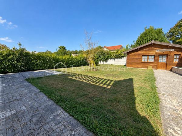 Venez découvrir cette belle maison familiale parfaitement entretenue, offrant de beaux volumes et de nombreuses possibilités d’aménagement, édifiée sur un terrain plat de 648 m² sans vis-à-vis.

La maison développe 117m² habitables, auxquels s’ajoutent une grande buanderie de 16m² et un garage, portant l’ensemble à environ 160 m² au sol. À cela s’ajoute en plus, un véritable chalet indépendant et habitable de 20m².

Au rez-de-chaussée surélevé, vous découvrirez une entrée avec un grand placard, desservant un spacieux double séjour bénéficiant de 2 extérieurs : un balcon d’un côté et une GRANDE TERRASSE d’environ 50 m² de l’autre. Un escalier permet de rejoindre directement le jardin depuis la terrasse.

Ce niveau comprend également une cuisine séparée, une chambre, une salle d’eau ainsi qu’un WC indépendant. Le salon bénéficie d’une climatisation réversible.

Depuis le séjour, un escalier dessert actuellement le rez-de-jardin. Il est possible de repositionner cet accès au niveau de l’entrée, comme dans la configuration d’origine, permettant ainsi d’optimiser l’espace du séjour et de récupérer une pièce supplémentaire.

Au rez-de-jardin, accessible depuis l’intérieur mais également par une entrée indépendante ou par le garage, vous trouverez 3 chambres supplémentaires, une salle d’eau, un WC indépendant, une grande buanderie de 16,71 m² ainsi qu’un grand garage.

À l’extérieur, vous profiterez d’un agréable jardin plat et sans vis-à-vis, dans lequel se trouve un chalet indépendant de 20m² habitables avec salle d’eau et wc, équipé d’une climatisation réversible.

Déjà utilisé en location de type Airbnb, cet espace constitue un véritable atout : logement d’appoint pour recevoir famille et amis, espace pour un adolescent, bureau indépendant, télétravail ou activité professionnelle.

Les + de la maison:

117,57 m² habitables + buanderie de 16 m² + garage + chalet habitable de 20m²
• Environ 160 m² au sol pour la maison, garage et buanderie compris ( sans le chalet)
• Terrain plat de 648 m² sans vis-à-vis
• 4 chambres, avec possibilité d’aménagement supplémentaire
• Grande terrasse d’environ 50 m² avec accès direct au jardin
• Chalet indépendant et climatisé de 20 m²
• Toiture refaite il y a seulement 3 ans
• Fenêtres en double vitrage
• Climatisation réversible dans le salon
• Grand garage et grande buanderie
• Maison très bien entretenue

À savoir:
La maison dispose actuellement d’un chauffage au fioul, en parfait état de fonctionnement. Pour les acquéreurs souhaitant améliorer les performances énergétiques du bien, le remplacement de ce système par une pompe à chaleur pourra être conseillé à l’avenir.

Une maison familiale aux volumes généreux, proposant 117m² habitables et environ 160 m² au sol avec ses espaces annexes, auxquels vient s’ajouter un chalet indépendant de 20m² habitables, le tout sur un très bel extérieur sans vis-à-vis.
