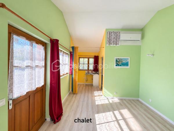 Venez découvrir cette belle maison familiale parfaitement entretenue, offrant de beaux volumes et de nombreuses possibilités d’aménagement, édifiée sur un terrain plat de 648 m² sans vis-à-vis.

La maison développe 117m² habitables, auxquels s’ajoutent une grande buanderie de 16m² et un garage, portant l’ensemble à environ 160 m² au sol. À cela s’ajoute en plus, un véritable chalet indépendant et habitable de 20m².

Au rez-de-chaussée surélevé, vous découvrirez une entrée avec un grand placard, desservant un spacieux double séjour bénéficiant de 2 extérieurs : un balcon d’un côté et une GRANDE TERRASSE d’environ 50 m² de l’autre. Un escalier permet de rejoindre directement le jardin depuis la terrasse.

Ce niveau comprend également une cuisine séparée, une chambre, une salle d’eau ainsi qu’un WC indépendant. Le salon bénéficie d’une climatisation réversible.

Depuis le séjour, un escalier dessert actuellement le rez-de-jardin. Il est possible de repositionner cet accès au niveau de l’entrée, comme dans la configuration d’origine, permettant ainsi d’optimiser l’espace du séjour et de récupérer une pièce supplémentaire.

Au rez-de-jardin, accessible depuis l’intérieur mais également par une entrée indépendante ou par le garage, vous trouverez 3 chambres supplémentaires, une salle d’eau, un WC indépendant, une grande buanderie de 16,71 m² ainsi qu’un grand garage.

À l’extérieur, vous profiterez d’un agréable jardin plat et sans vis-à-vis, dans lequel se trouve un chalet indépendant de 20m² habitables avec salle d’eau et wc, équipé d’une climatisation réversible.

Déjà utilisé en location de type Airbnb, cet espace constitue un véritable atout : logement d’appoint pour recevoir famille et amis, espace pour un adolescent, bureau indépendant, télétravail ou activité professionnelle.

Les + de la maison:

117,57 m² habitables + buanderie de 16 m² + garage + chalet habitable de 20m²
• Environ 160 m² au sol pour la maison, garage et buanderie compris ( sans le chalet)
• Terrain plat de 648 m² sans vis-à-vis
• 4 chambres, avec possibilité d’aménagement supplémentaire
• Grande terrasse d’environ 50 m² avec accès direct au jardin
• Chalet indépendant et climatisé de 20 m²
• Toiture refaite il y a seulement 3 ans
• Fenêtres en double vitrage
• Climatisation réversible dans le salon
• Grand garage et grande buanderie
• Maison très bien entretenue

À savoir:
La maison dispose actuellement d’un chauffage au fioul, en parfait état de fonctionnement. Pour les acquéreurs souhaitant améliorer les performances énergétiques du bien, le remplacement de ce système par une pompe à chaleur pourra être conseillé à l’avenir.

Une maison familiale aux volumes généreux, proposant 117m² habitables et environ 160 m² au sol avec ses espaces annexes, auxquels vient s’ajouter un chalet indépendant de 20m² habitables, le tout sur un très bel extérieur sans vis-à-vis.