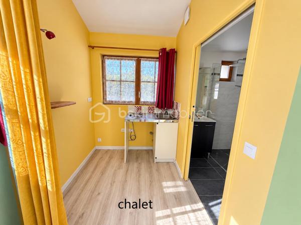 Venez découvrir cette belle maison familiale parfaitement entretenue, offrant de beaux volumes et de nombreuses possibilités d’aménagement, édifiée sur un terrain plat de 648 m² sans vis-à-vis.

La maison développe 117m² habitables, auxquels s’ajoutent une grande buanderie de 16m² et un garage, portant l’ensemble à environ 160 m² au sol. À cela s’ajoute en plus, un véritable chalet indépendant et habitable de 20m².

Au rez-de-chaussée surélevé, vous découvrirez une entrée avec un grand placard, desservant un spacieux double séjour bénéficiant de 2 extérieurs : un balcon d’un côté et une GRANDE TERRASSE d’environ 50 m² de l’autre. Un escalier permet de rejoindre directement le jardin depuis la terrasse.

Ce niveau comprend également une cuisine séparée, une chambre, une salle d’eau ainsi qu’un WC indépendant. Le salon bénéficie d’une climatisation réversible.

Depuis le séjour, un escalier dessert actuellement le rez-de-jardin. Il est possible de repositionner cet accès au niveau de l’entrée, comme dans la configuration d’origine, permettant ainsi d’optimiser l’espace du séjour et de récupérer une pièce supplémentaire.

Au rez-de-jardin, accessible depuis l’intérieur mais également par une entrée indépendante ou par le garage, vous trouverez 3 chambres supplémentaires, une salle d’eau, un WC indépendant, une grande buanderie de 16,71 m² ainsi qu’un grand garage.

À l’extérieur, vous profiterez d’un agréable jardin plat et sans vis-à-vis, dans lequel se trouve un chalet indépendant de 20m² habitables avec salle d’eau et wc, équipé d’une climatisation réversible.

Déjà utilisé en location de type Airbnb, cet espace constitue un véritable atout : logement d’appoint pour recevoir famille et amis, espace pour un adolescent, bureau indépendant, télétravail ou activité professionnelle.

Les + de la maison:

117,57 m² habitables + buanderie de 16 m² + garage + chalet habitable de 20m²
• Environ 160 m² au sol pour la maison, garage et buanderie compris ( sans le chalet)
• Terrain plat de 648 m² sans vis-à-vis
• 4 chambres, avec possibilité d’aménagement supplémentaire
• Grande terrasse d’environ 50 m² avec accès direct au jardin
• Chalet indépendant et climatisé de 20 m²
• Toiture refaite il y a seulement 3 ans
• Fenêtres en double vitrage
• Climatisation réversible dans le salon
• Grand garage et grande buanderie
• Maison très bien entretenue

À savoir:
La maison dispose actuellement d’un chauffage au fioul, en parfait état de fonctionnement. Pour les acquéreurs souhaitant améliorer les performances énergétiques du bien, le remplacement de ce système par une pompe à chaleur pourra être conseillé à l’avenir.

Une maison familiale aux volumes généreux, proposant 117m² habitables et environ 160 m² au sol avec ses espaces annexes, auxquels vient s’ajouter un chalet indépendant de 20m² habitables, le tout sur un très bel extérieur sans vis-à-vis.
