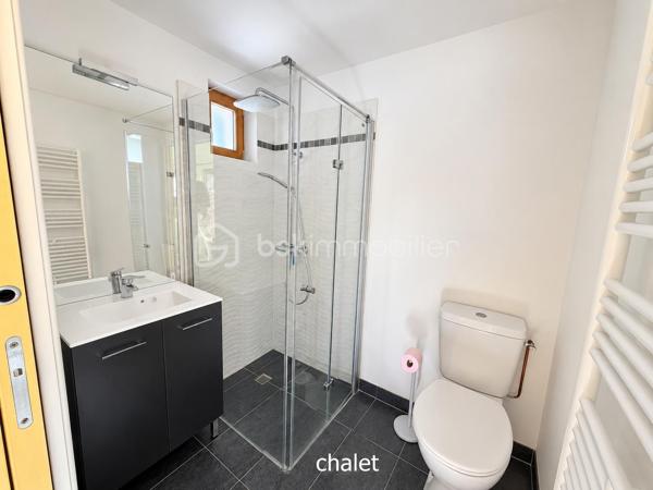 Venez découvrir cette belle maison familiale parfaitement entretenue, offrant de beaux volumes et de nombreuses possibilités d’aménagement, édifiée sur un terrain plat de 648 m² sans vis-à-vis.

La maison développe 117m² habitables, auxquels s’ajoutent une grande buanderie de 16m² et un garage, portant l’ensemble à environ 160 m² au sol. À cela s’ajoute en plus, un véritable chalet indépendant et habitable de 20m².

Au rez-de-chaussée surélevé, vous découvrirez une entrée avec un grand placard, desservant un spacieux double séjour bénéficiant de 2 extérieurs : un balcon d’un côté et une GRANDE TERRASSE d’environ 50 m² de l’autre. Un escalier permet de rejoindre directement le jardin depuis la terrasse.

Ce niveau comprend également une cuisine séparée, une chambre, une salle d’eau ainsi qu’un WC indépendant. Le salon bénéficie d’une climatisation réversible.

Depuis le séjour, un escalier dessert actuellement le rez-de-jardin. Il est possible de repositionner cet accès au niveau de l’entrée, comme dans la configuration d’origine, permettant ainsi d’optimiser l’espace du séjour et de récupérer une pièce supplémentaire.

Au rez-de-jardin, accessible depuis l’intérieur mais également par une entrée indépendante ou par le garage, vous trouverez 3 chambres supplémentaires, une salle d’eau, un WC indépendant, une grande buanderie de 16,71 m² ainsi qu’un grand garage.

À l’extérieur, vous profiterez d’un agréable jardin plat et sans vis-à-vis, dans lequel se trouve un chalet indépendant de 20m² habitables avec salle d’eau et wc, équipé d’une climatisation réversible.

Déjà utilisé en location de type Airbnb, cet espace constitue un véritable atout : logement d’appoint pour recevoir famille et amis, espace pour un adolescent, bureau indépendant, télétravail ou activité professionnelle.

Les + de la maison:

117,57 m² habitables + buanderie de 16 m² + garage + chalet habitable de 20m²
• Environ 160 m² au sol pour la maison, garage et buanderie compris ( sans le chalet)
• Terrain plat de 648 m² sans vis-à-vis
• 4 chambres, avec possibilité d’aménagement supplémentaire
• Grande terrasse d’environ 50 m² avec accès direct au jardin
• Chalet indépendant et climatisé de 20 m²
• Toiture refaite il y a seulement 3 ans
• Fenêtres en double vitrage
• Climatisation réversible dans le salon
• Grand garage et grande buanderie
• Maison très bien entretenue

À savoir:
La maison dispose actuellement d’un chauffage au fioul, en parfait état de fonctionnement. Pour les acquéreurs souhaitant améliorer les performances énergétiques du bien, le remplacement de ce système par une pompe à chaleur pourra être conseillé à l’avenir.

Une maison familiale aux volumes généreux, proposant 117m² habitables et environ 160 m² au sol avec ses espaces annexes, auxquels vient s’ajouter un chalet indépendant de 20m² habitables, le tout sur un très bel extérieur sans vis-à-vis.