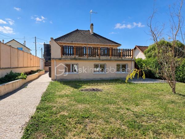 Venez découvrir cette belle maison familiale parfaitement entretenue, offrant de beaux volumes et de nombreuses possibilités d’aménagement, édifiée sur un terrain plat de 648 m² sans vis-à-vis.

La maison développe 117m² habitables, auxquels s’ajoutent une grande buanderie de 16m² et un garage, portant l’ensemble à environ 160 m² au sol. À cela s’ajoute en plus, un véritable chalet indépendant et habitable de 20m².

Au rez-de-chaussée surélevé, vous découvrirez une entrée avec un grand placard, desservant un spacieux double séjour bénéficiant de 2 extérieurs : un balcon d’un côté et une GRANDE TERRASSE d’environ 50 m² de l’autre. Un escalier permet de rejoindre directement le jardin depuis la terrasse.

Ce niveau comprend également une cuisine séparée, une chambre, une salle d’eau ainsi qu’un WC indépendant. Le salon bénéficie d’une climatisation réversible.

Depuis le séjour, un escalier dessert actuellement le rez-de-jardin. Il est possible de repositionner cet accès au niveau de l’entrée, comme dans la configuration d’origine, permettant ainsi d’optimiser l’espace du séjour et de récupérer une pièce supplémentaire.

Au rez-de-jardin, accessible depuis l’intérieur mais également par une entrée indépendante ou par le garage, vous trouverez 3 chambres supplémentaires, une salle d’eau, un WC indépendant, une grande buanderie de 16,71 m² ainsi qu’un grand garage.

À l’extérieur, vous profiterez d’un agréable jardin plat et sans vis-à-vis, dans lequel se trouve un chalet indépendant de 20m² habitables avec salle d’eau et wc, équipé d’une climatisation réversible.

Déjà utilisé en location de type Airbnb, cet espace constitue un véritable atout : logement d’appoint pour recevoir famille et amis, espace pour un adolescent, bureau indépendant, télétravail ou activité professionnelle.

Les + de la maison:

117,57 m² habitables + buanderie de 16 m² + garage + chalet habitable de 20m²
• Environ 160 m² au sol pour la maison, garage et buanderie compris ( sans le chalet)
• Terrain plat de 648 m² sans vis-à-vis
• 4 chambres, avec possibilité d’aménagement supplémentaire
• Grande terrasse d’environ 50 m² avec accès direct au jardin
• Chalet indépendant et climatisé de 20 m²
• Toiture refaite il y a seulement 3 ans
• Fenêtres en double vitrage
• Climatisation réversible dans le salon
• Grand garage et grande buanderie
• Maison très bien entretenue

À savoir:
La maison dispose actuellement d’un chauffage au fioul, en parfait état de fonctionnement. Pour les acquéreurs souhaitant améliorer les performances énergétiques du bien, le remplacement de ce système par une pompe à chaleur pourra être conseillé à l’avenir.

Une maison familiale aux volumes généreux, proposant 117m² habitables et environ 160 m² au sol avec ses espaces annexes, auxquels vient s’ajouter un chalet indépendant de 20m² habitables, le tout sur un très bel extérieur sans vis-à-vis.