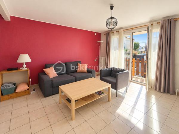 Venez découvrir cette belle maison familiale parfaitement entretenue, offrant de beaux volumes et de nombreuses possibilités d’aménagement, édifiée sur un terrain plat de 648 m² sans vis-à-vis.

La maison développe 117m² habitables, auxquels s’ajoutent une grande buanderie de 16m² et un garage, portant l’ensemble à environ 160 m² au sol. À cela s’ajoute en plus, un véritable chalet indépendant et habitable de 20m².

Au rez-de-chaussée surélevé, vous découvrirez une entrée avec un grand placard, desservant un spacieux double séjour bénéficiant de 2 extérieurs : un balcon d’un côté et une GRANDE TERRASSE d’environ 50 m² de l’autre. Un escalier permet de rejoindre directement le jardin depuis la terrasse.

Ce niveau comprend également une cuisine séparée, une chambre, une salle d’eau ainsi qu’un WC indépendant. Le salon bénéficie d’une climatisation réversible.

Depuis le séjour, un escalier dessert actuellement le rez-de-jardin. Il est possible de repositionner cet accès au niveau de l’entrée, comme dans la configuration d’origine, permettant ainsi d’optimiser l’espace du séjour et de récupérer une pièce supplémentaire.

Au rez-de-jardin, accessible depuis l’intérieur mais également par une entrée indépendante ou par le garage, vous trouverez 3 chambres supplémentaires, une salle d’eau, un WC indépendant, une grande buanderie de 16,71 m² ainsi qu’un grand garage.

À l’extérieur, vous profiterez d’un agréable jardin plat et sans vis-à-vis, dans lequel se trouve un chalet indépendant de 20m² habitables avec salle d’eau et wc, équipé d’une climatisation réversible.

Déjà utilisé en location de type Airbnb, cet espace constitue un véritable atout : logement d’appoint pour recevoir famille et amis, espace pour un adolescent, bureau indépendant, télétravail ou activité professionnelle.

Les + de la maison:

117,57 m² habitables + buanderie de 16 m² + garage + chalet habitable de 20m²
• Environ 160 m² au sol pour la maison, garage et buanderie compris ( sans le chalet)
• Terrain plat de 648 m² sans vis-à-vis
• 4 chambres, avec possibilité d’aménagement supplémentaire
• Grande terrasse d’environ 50 m² avec accès direct au jardin
• Chalet indépendant et climatisé de 20 m²
• Toiture refaite il y a seulement 3 ans
• Fenêtres en double vitrage
• Climatisation réversible dans le salon
• Grand garage et grande buanderie
• Maison très bien entretenue

À savoir:
La maison dispose actuellement d’un chauffage au fioul, en parfait état de fonctionnement. Pour les acquéreurs souhaitant améliorer les performances énergétiques du bien, le remplacement de ce système par une pompe à chaleur pourra être conseillé à l’avenir.

Une maison familiale aux volumes généreux, proposant 117m² habitables et environ 160 m² au sol avec ses espaces annexes, auxquels vient s’ajouter un chalet indépendant de 20m² habitables, le tout sur un très bel extérieur sans vis-à-vis.