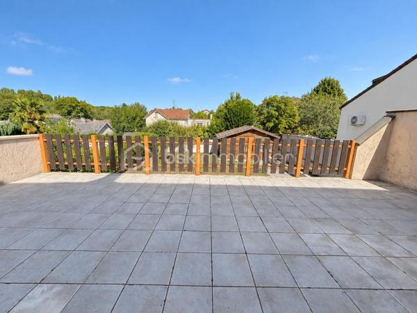 Venez découvrir cette belle maison familiale parfaitement entretenue, offrant de beaux volumes et de nombreuses possibilités d’aménagement, édifiée sur un terrain plat de 648 m² sans vis-à-vis.

La maison développe 117m² habitables, auxquels s’ajoutent une grande buanderie de 16m² et un garage, portant l’ensemble à environ 160 m² au sol. À cela s’ajoute en plus, un véritable chalet indépendant et habitable de 20m².

Au rez-de-chaussée surélevé, vous découvrirez une entrée avec un grand placard, desservant un spacieux double séjour bénéficiant de 2 extérieurs : un balcon d’un côté et une GRANDE TERRASSE d’environ 50 m² de l’autre. Un escalier permet de rejoindre directement le jardin depuis la terrasse.

Ce niveau comprend également une cuisine séparée, une chambre, une salle d’eau ainsi qu’un WC indépendant. Le salon bénéficie d’une climatisation réversible.

Depuis le séjour, un escalier dessert actuellement le rez-de-jardin. Il est possible de repositionner cet accès au niveau de l’entrée, comme dans la configuration d’origine, permettant ainsi d’optimiser l’espace du séjour et de récupérer une pièce supplémentaire.

Au rez-de-jardin, accessible depuis l’intérieur mais également par une entrée indépendante ou par le garage, vous trouverez 3 chambres supplémentaires, une salle d’eau, un WC indépendant, une grande buanderie de 16,71 m² ainsi qu’un grand garage.

À l’extérieur, vous profiterez d’un agréable jardin plat et sans vis-à-vis, dans lequel se trouve un chalet indépendant de 20m² habitables avec salle d’eau et wc, équipé d’une climatisation réversible.

Déjà utilisé en location de type Airbnb, cet espace constitue un véritable atout : logement d’appoint pour recevoir famille et amis, espace pour un adolescent, bureau indépendant, télétravail ou activité professionnelle.

Les + de la maison:

117,57 m² habitables + buanderie de 16 m² + garage + chalet habitable de 20m²
• Environ 160 m² au sol pour la maison, garage et buanderie compris ( sans le chalet)
• Terrain plat de 648 m² sans vis-à-vis
• 4 chambres, avec possibilité d’aménagement supplémentaire
• Grande terrasse d’environ 50 m² avec accès direct au jardin
• Chalet indépendant et climatisé de 20 m²
• Toiture refaite il y a seulement 3 ans
• Fenêtres en double vitrage
• Climatisation réversible dans le salon
• Grand garage et grande buanderie
• Maison très bien entretenue

À savoir:
La maison dispose actuellement d’un chauffage au fioul, en parfait état de fonctionnement. Pour les acquéreurs souhaitant améliorer les performances énergétiques du bien, le remplacement de ce système par une pompe à chaleur pourra être conseillé à l’avenir.

Une maison familiale aux volumes généreux, proposant 117m² habitables et environ 160 m² au sol avec ses espaces annexes, auxquels vient s’ajouter un chalet indépendant de 20m² habitables, le tout sur un très bel extérieur sans vis-à-vis.
