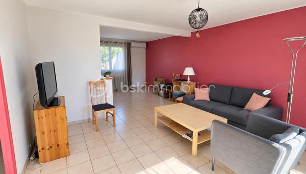 Venez découvrir cette belle maison familiale parfaitement entretenue, offrant de beaux volumes et de nombreuses possibilités d’aménagement, édifiée sur un terrain plat de 648 m² sans vis-à-vis.

La maison développe 117m² habitables, auxquels s’ajoutent une grande buanderie de 16m² et un garage, portant l’ensemble à environ 160 m² au sol. À cela s’ajoute en plus, un véritable chalet indépendant et habitable de 20m².

Au rez-de-chaussée surélevé, vous découvrirez une entrée avec un grand placard, desservant un spacieux double séjour bénéficiant de 2 extérieurs : un balcon d’un côté et une GRANDE TERRASSE d’environ 50 m² de l’autre. Un escalier permet de rejoindre directement le jardin depuis la terrasse.

Ce niveau comprend également une cuisine séparée, une chambre, une salle d’eau ainsi qu’un WC indépendant. Le salon bénéficie d’une climatisation réversible.

Depuis le séjour, un escalier dessert actuellement le rez-de-jardin. Il est possible de repositionner cet accès au niveau de l’entrée, comme dans la configuration d’origine, permettant ainsi d’optimiser l’espace du séjour et de récupérer une pièce supplémentaire.

Au rez-de-jardin, accessible depuis l’intérieur mais également par une entrée indépendante ou par le garage, vous trouverez 3 chambres supplémentaires, une salle d’eau, un WC indépendant, une grande buanderie de 16,71 m² ainsi qu’un grand garage.

À l’extérieur, vous profiterez d’un agréable jardin plat et sans vis-à-vis, dans lequel se trouve un chalet indépendant de 20m² habitables avec salle d’eau et wc, équipé d’une climatisation réversible.

Déjà utilisé en location de type Airbnb, cet espace constitue un véritable atout : logement d’appoint pour recevoir famille et amis, espace pour un adolescent, bureau indépendant, télétravail ou activité professionnelle.

Les + de la maison:

117,57 m² habitables + buanderie de 16 m² + garage + chalet habitable de 20m²
• Environ 160 m² au sol pour la maison, garage et buanderie compris ( sans le chalet)
• Terrain plat de 648 m² sans vis-à-vis
• 4 chambres, avec possibilité d’aménagement supplémentaire
• Grande terrasse d’environ 50 m² avec accès direct au jardin
• Chalet indépendant et climatisé de 20 m²
• Toiture refaite il y a seulement 3 ans
• Fenêtres en double vitrage
• Climatisation réversible dans le salon
• Grand garage et grande buanderie
• Maison très bien entretenue

À savoir:
La maison dispose actuellement d’un chauffage au fioul, en parfait état de fonctionnement. Pour les acquéreurs souhaitant améliorer les performances énergétiques du bien, le remplacement de ce système par une pompe à chaleur pourra être conseillé à l’avenir.

Une maison familiale aux volumes généreux, proposant 117m² habitables et environ 160 m² au sol avec ses espaces annexes, auxquels vient s’ajouter un chalet indépendant de 20m² habitables, le tout sur un très bel extérieur sans vis-à-vis.